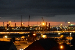 Hafenansicht-Abend-Lichtermeer-Containerhafen