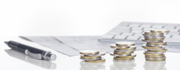 Finanzen, Euro Münzstapel, Kugelschreiber, Tabellen, und Tastatur, Panorama, Hintergrund