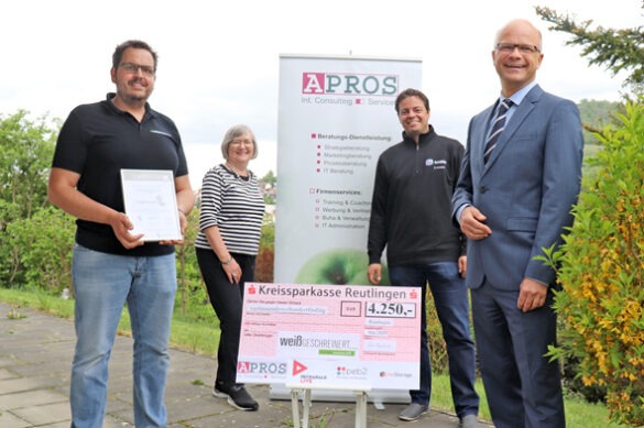 Preisträger Unternehmer des Jahres in der Region Reutlingen in der Kategorie Strategie und Marketing. Marc Weiss war von der Ehrung begeistert:" Es ist eine großartige Sache. So ein Wettbewerb bringt alle voran – man muss nur mitmachen." (v.l.n.r.:Marc Weiss/weissGeschreinert, Christiane Koester-Wagner/ Vorsitzende Spendenparlament Reutlingen e.V., Hansjörg Schühle-Vorsitzender Managerbund Reutlingen e. V., Volker Feyerabend/ Präsident Unternehmerrunde/n und Vorsitzender der Jury ) Bildquelle: APROS Consulting & Services GmbH
