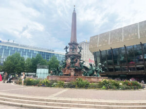 Gewandhaus-Mendebrunnen-Augustusplatz-Leipzig
